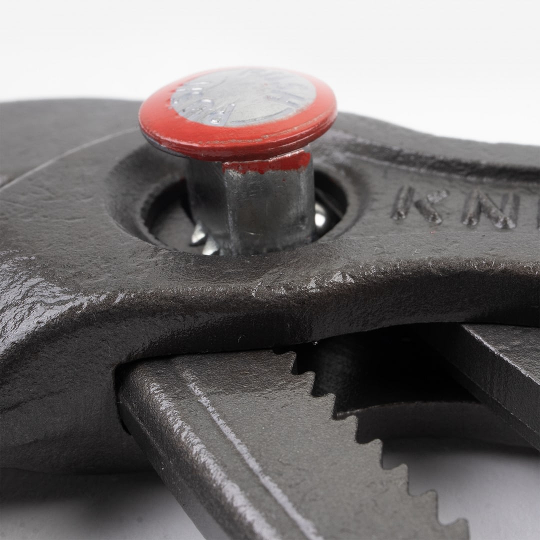 Knipex Cobra 10 - button close up